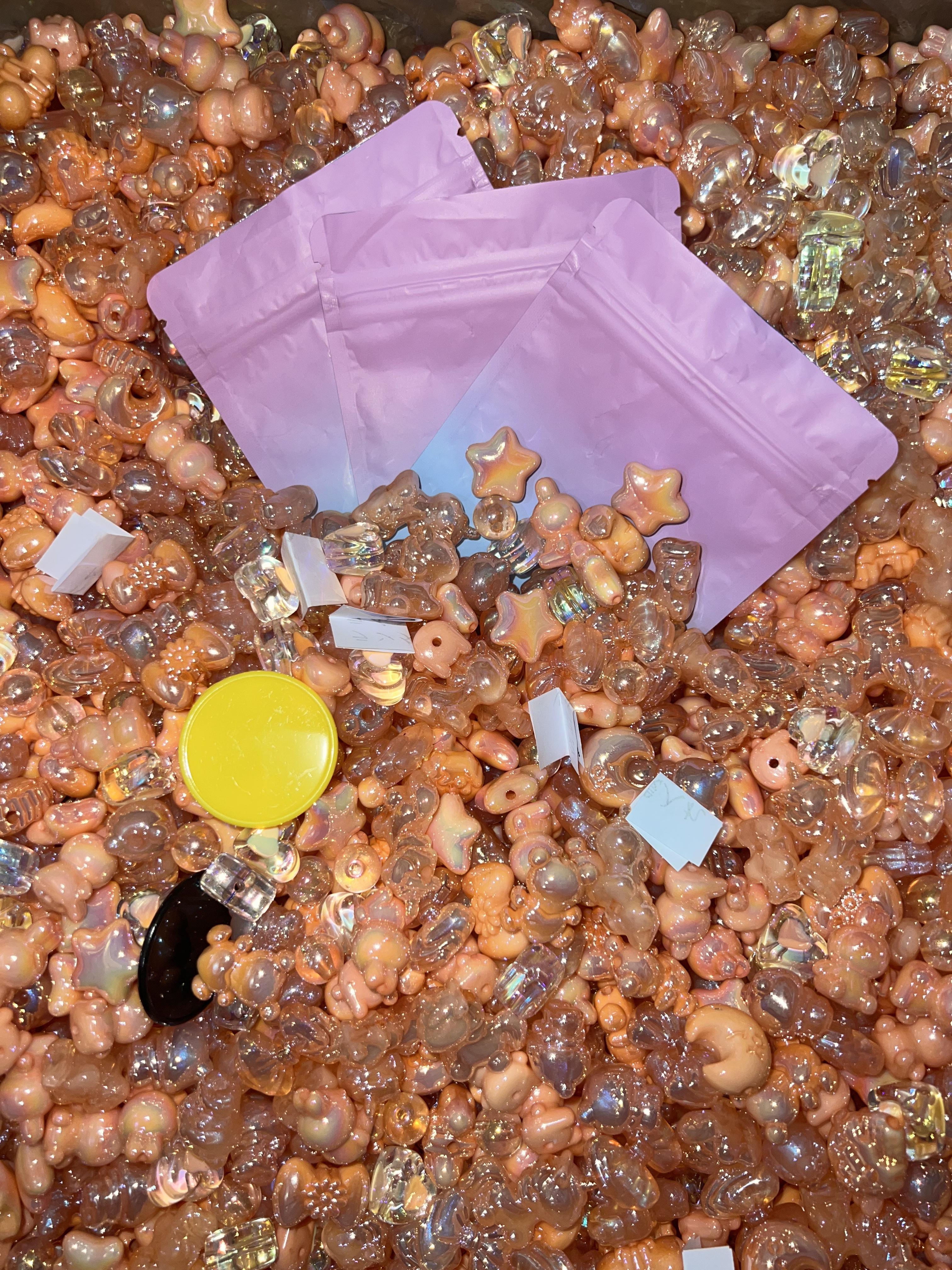 ビーズ初心者に優しいアクリルビーズDIYクラフトキット輝くブレスレット&ストラップクラフトセット自由な織りの創造性のために、見事なブレスレットとキーホルダーを作成してください!